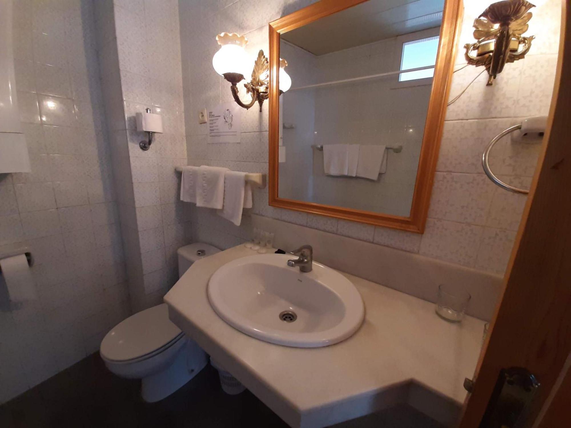 Hotel Buenavista Estepona Quarto foto Bathroom in a hotel