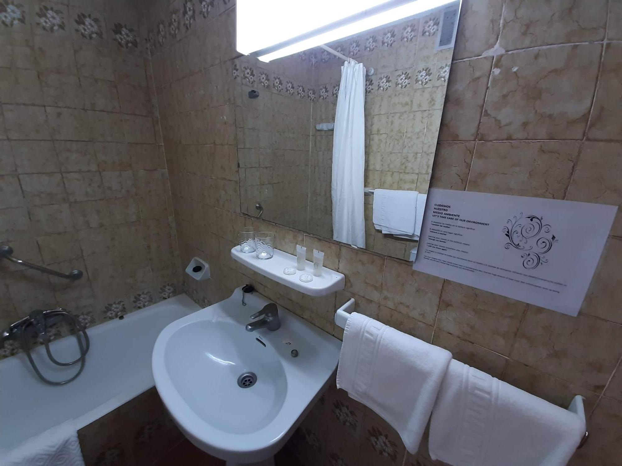 Hotel Buenavista Estepona Quarto foto Bathroom in a hotel