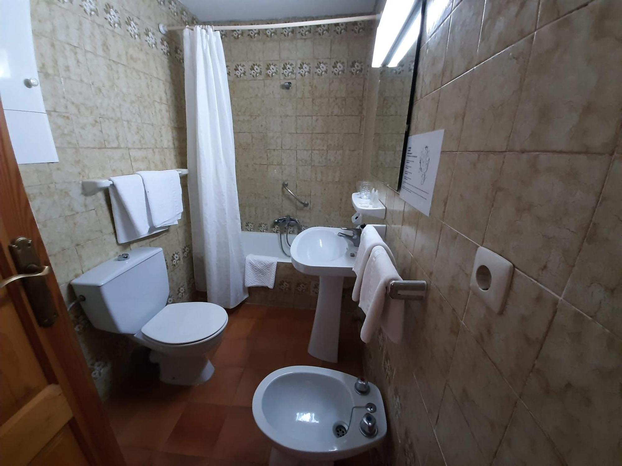 Hotel Buenavista Estepona Quarto foto Bathroom with shower curtain